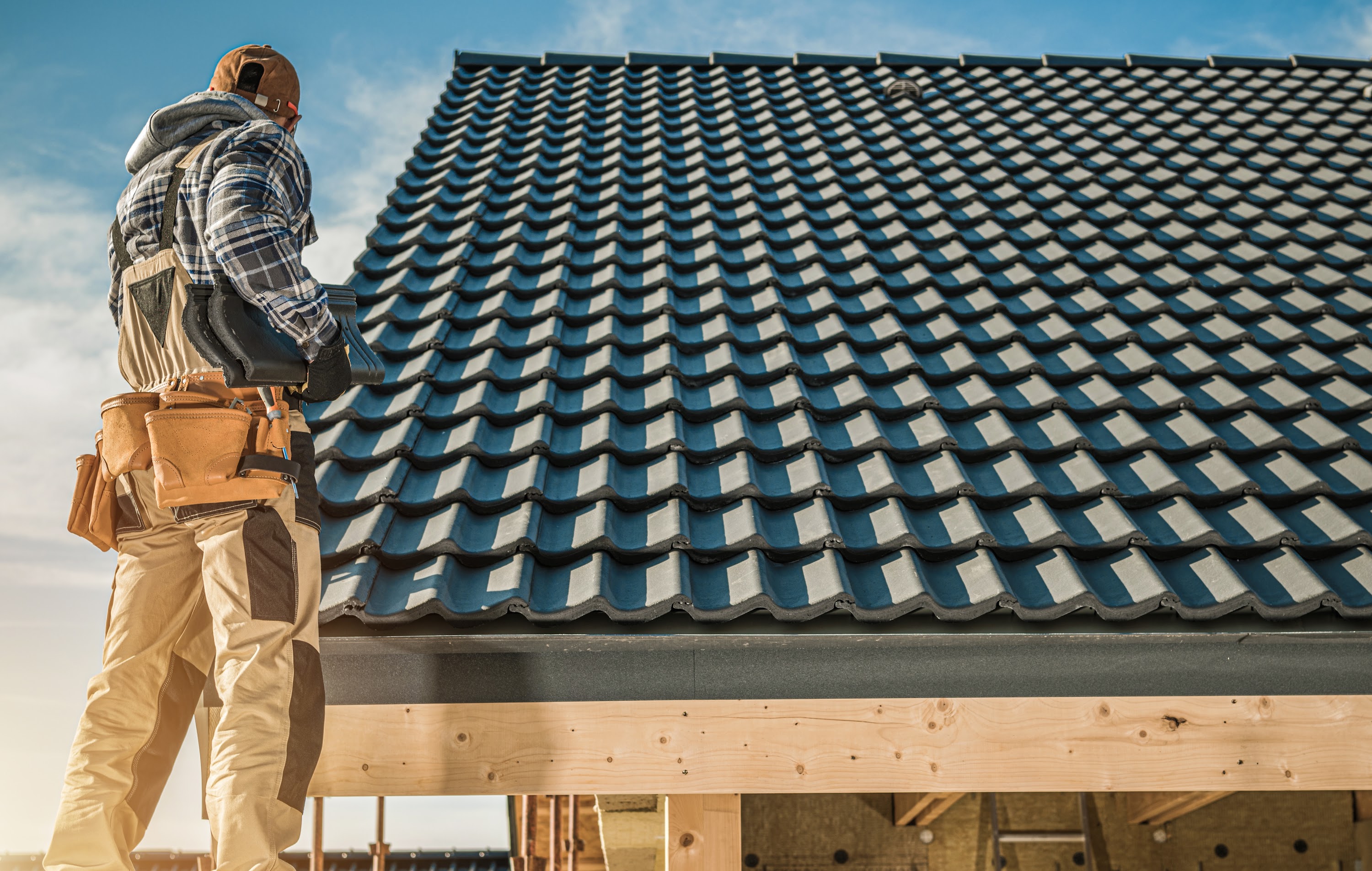 tile-roofing-worker-2025-03-31-09-36-15-utc.jpg