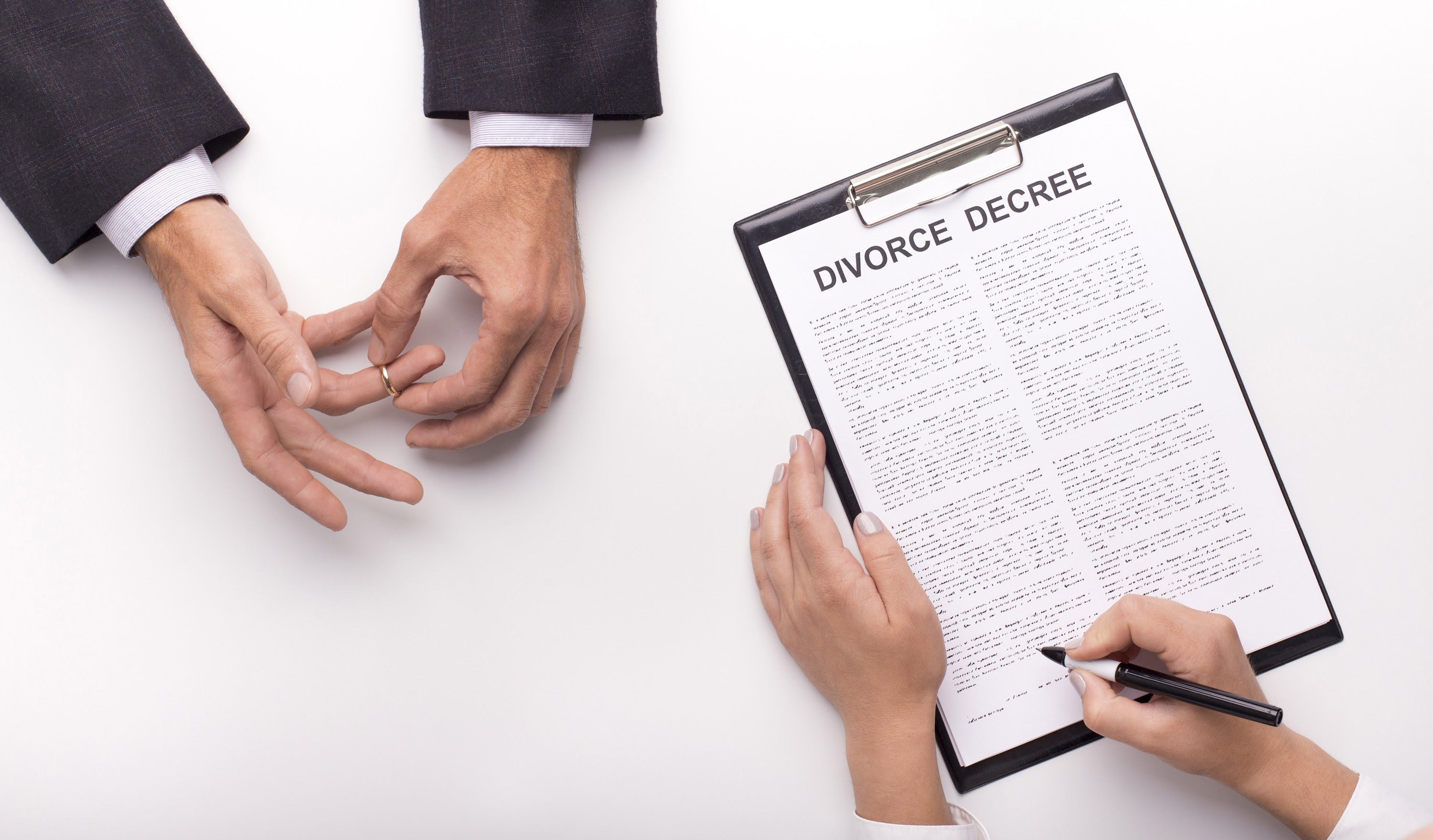 lawyer-draw-up-divorce-decree-on-planner-2025-03-18-17-12-11-utc.jpg
