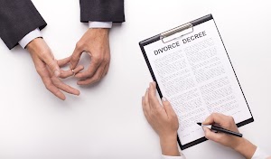 lawyer-draw-up-divorce-decree-on-planner-2025-03-18-17-12-11-utc.jpg