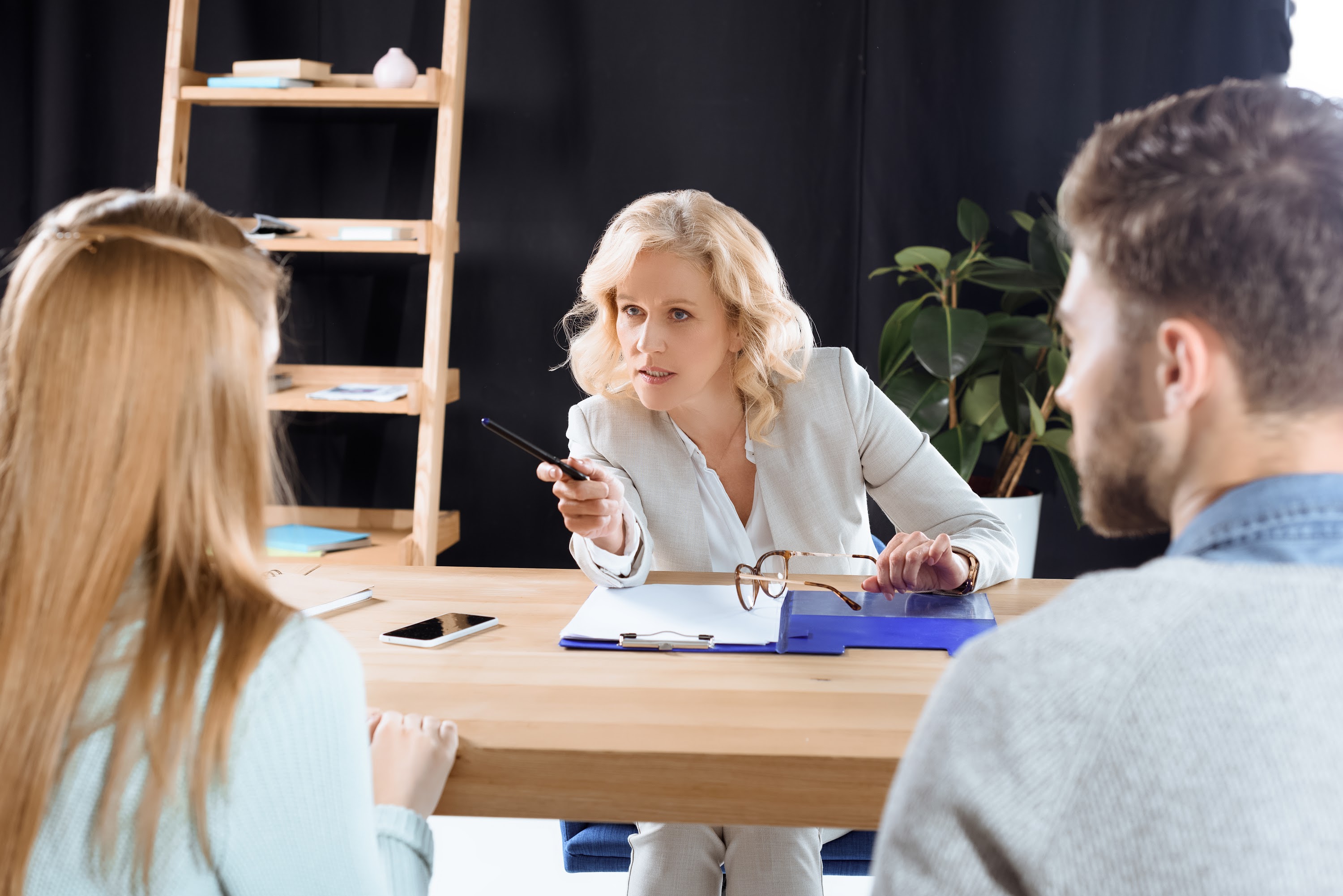 mature-female-psychologist-talking-with-young-coup-2024-11-18-10-16-31-utc.jpg