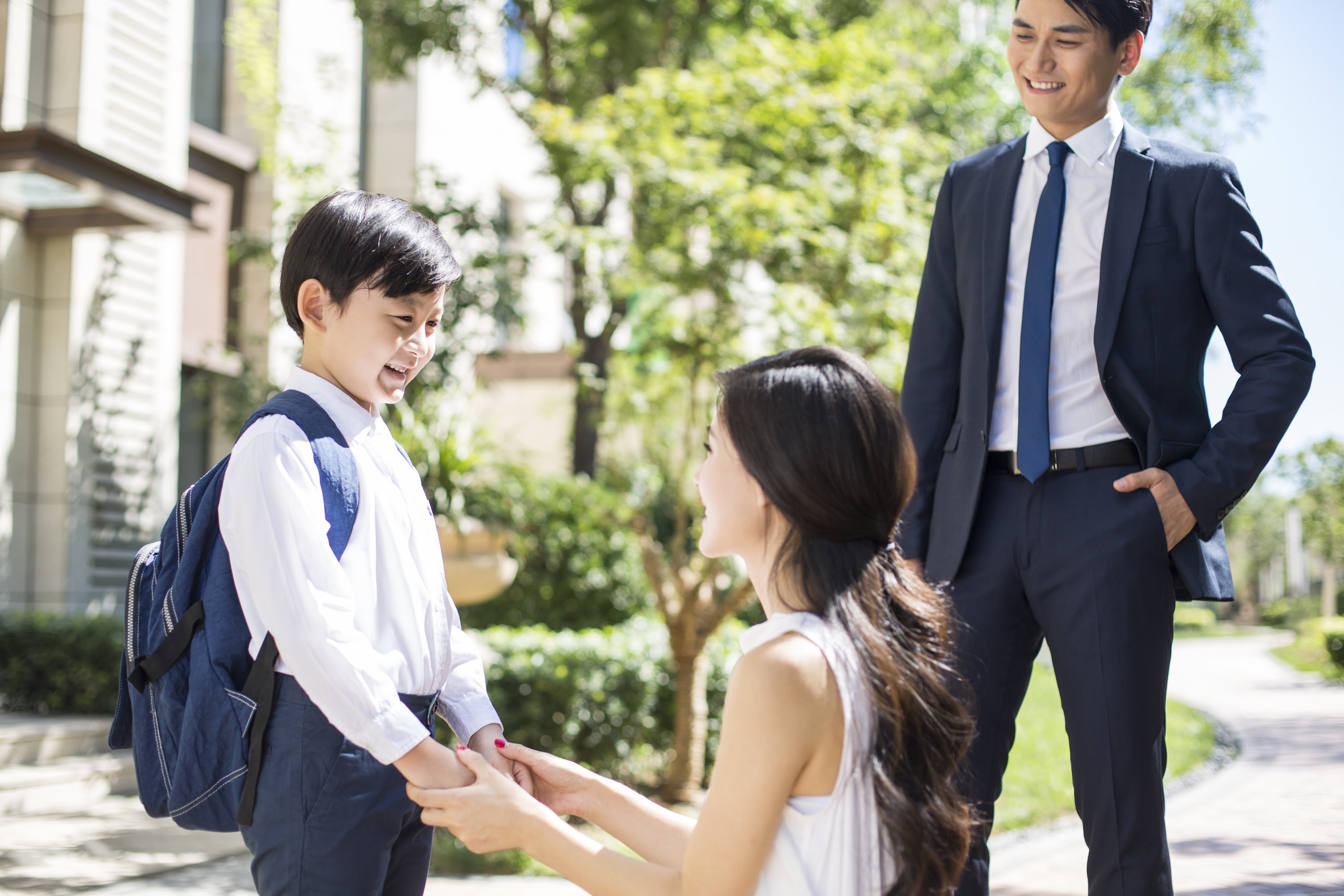 parents-taking-their-child-to-school-in-the-mornin-2024-10-18-05-16-56-utc.jpg