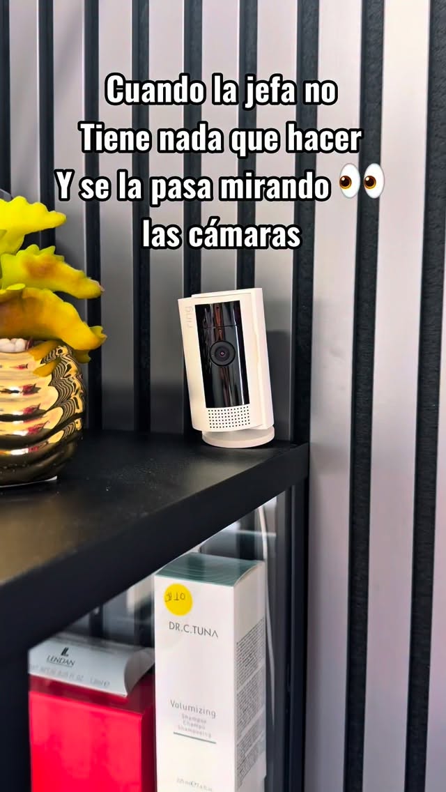 Cristina's Beauty Spa Instagram: 😂 Seamos honestos…

¿Tu jefe también se la pasa viendo las cámaras? 👀📹

Porque la nuestra sí… y y…