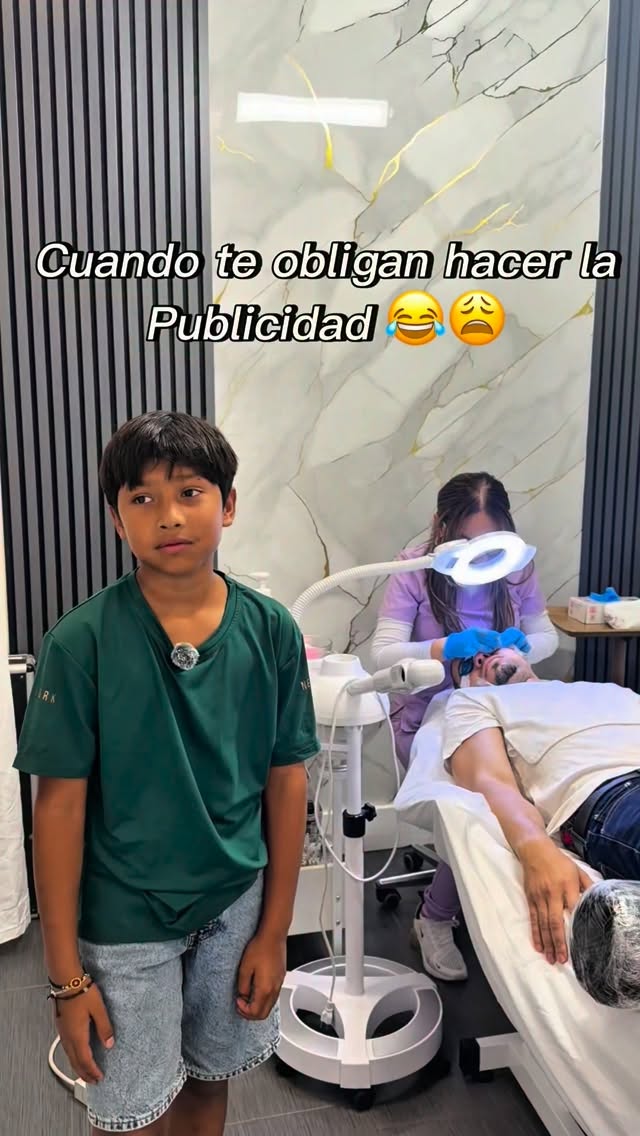 Cristina's Beauty Spa Instagram: Cuando nadie quiere hacer la publicidad... toca improvisar. 😂🎥

¿Qué dicen ustedes? ¿Se ganó los c…