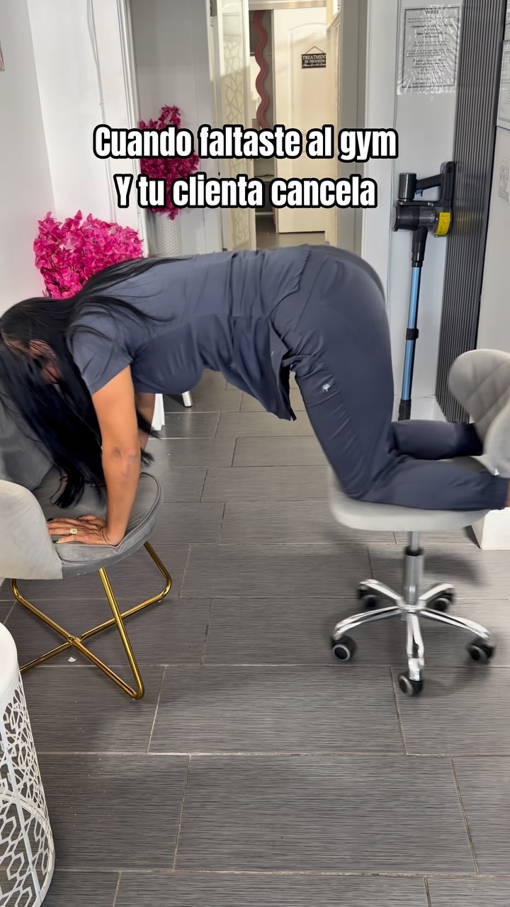 Cristina's Beauty Spa Instagram: Cuando faltas al gym… pero tu clienta cancela y tú dices: HOY SE ENTRENA COMO SEA 😂😂 
Aquí no se p…