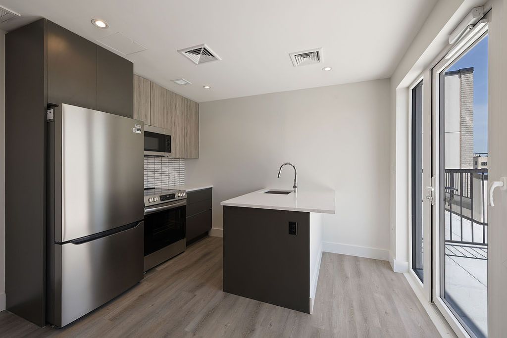 2605 Snyder Avenue photo 8