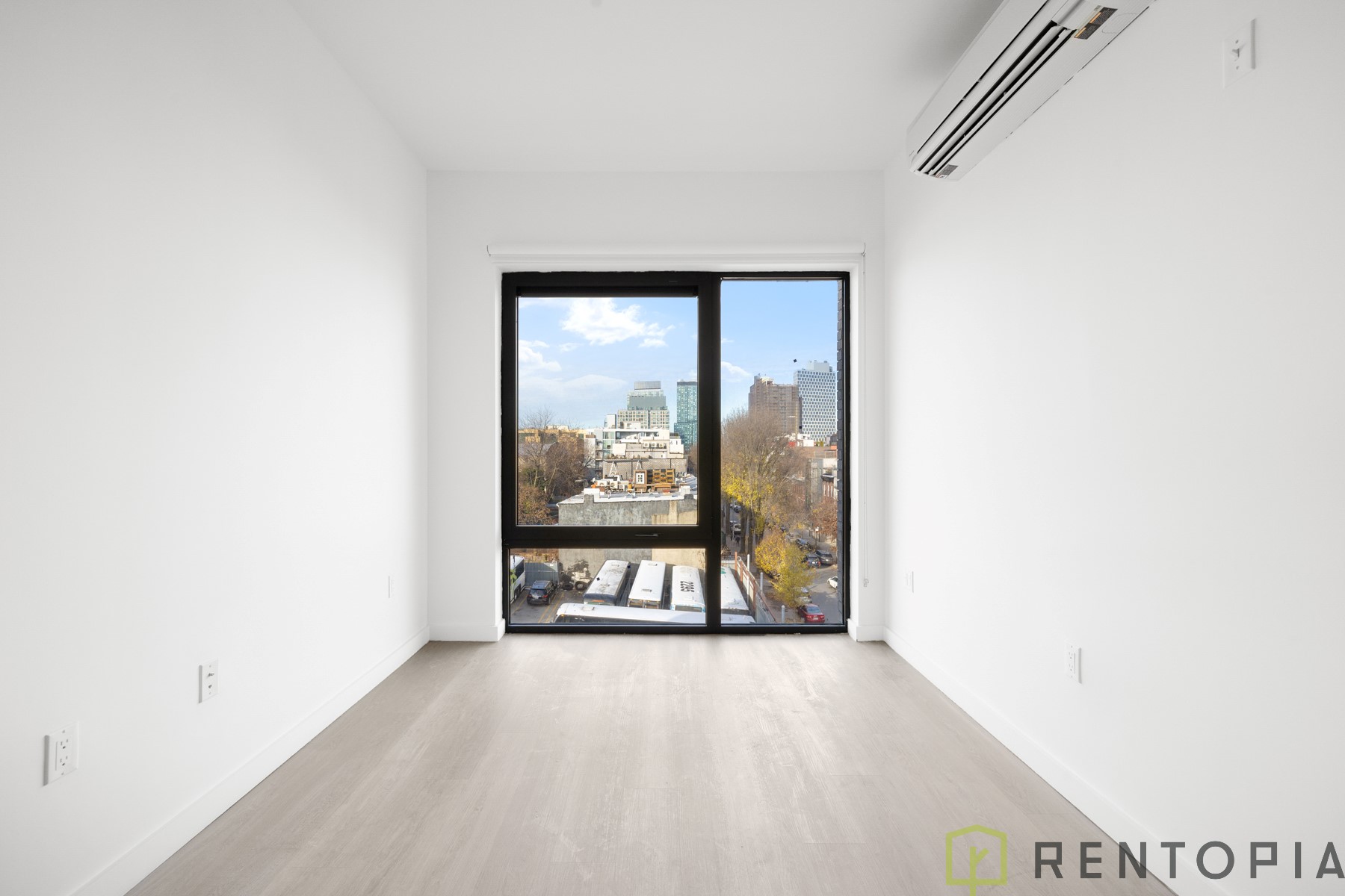 527 Grand Avenue — Unit interiors