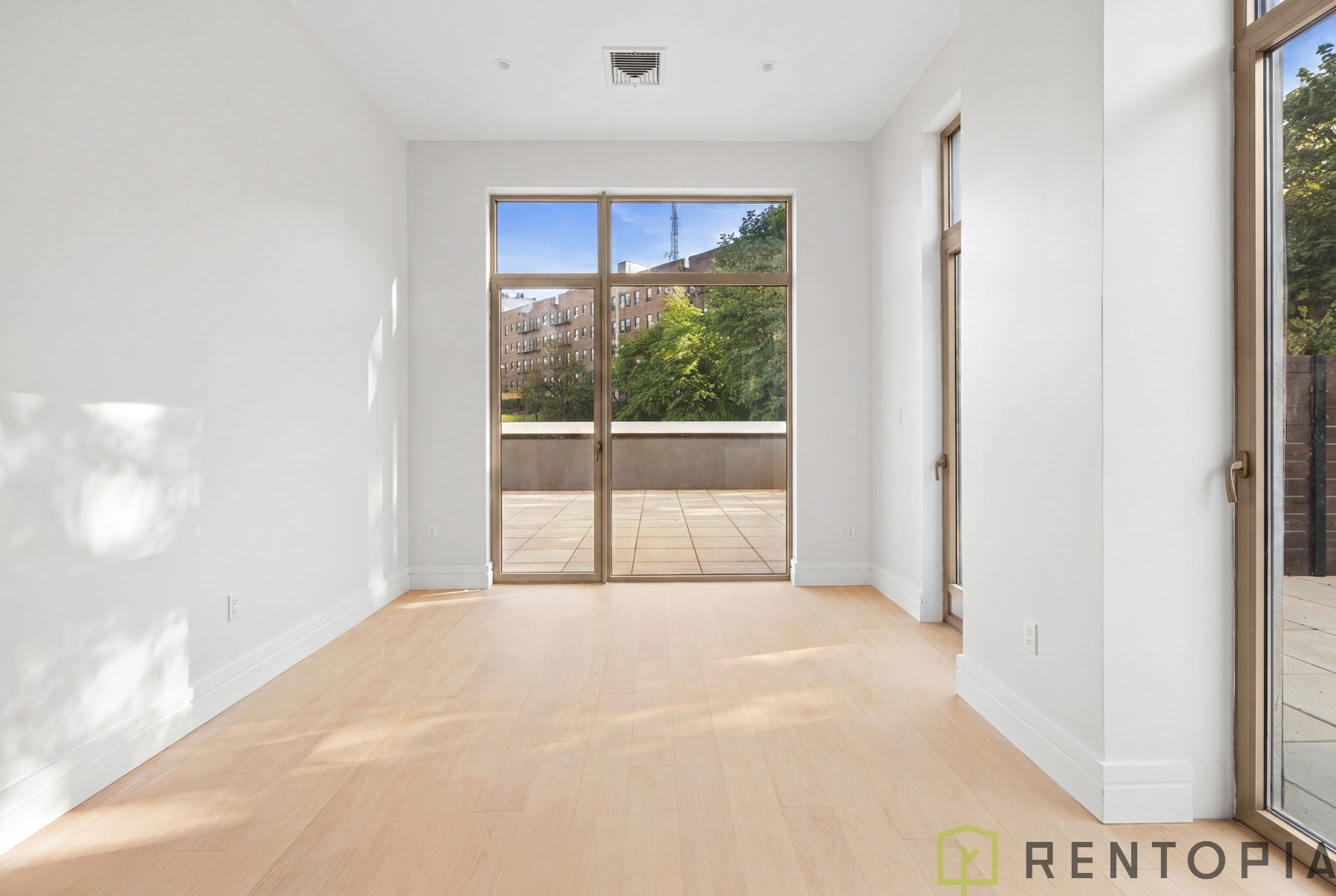 960 Franklin Avenue — Unit interiors
