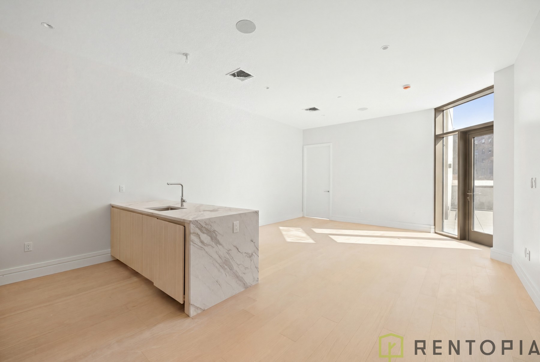 960 Franklin Avenue — Unit interiors
