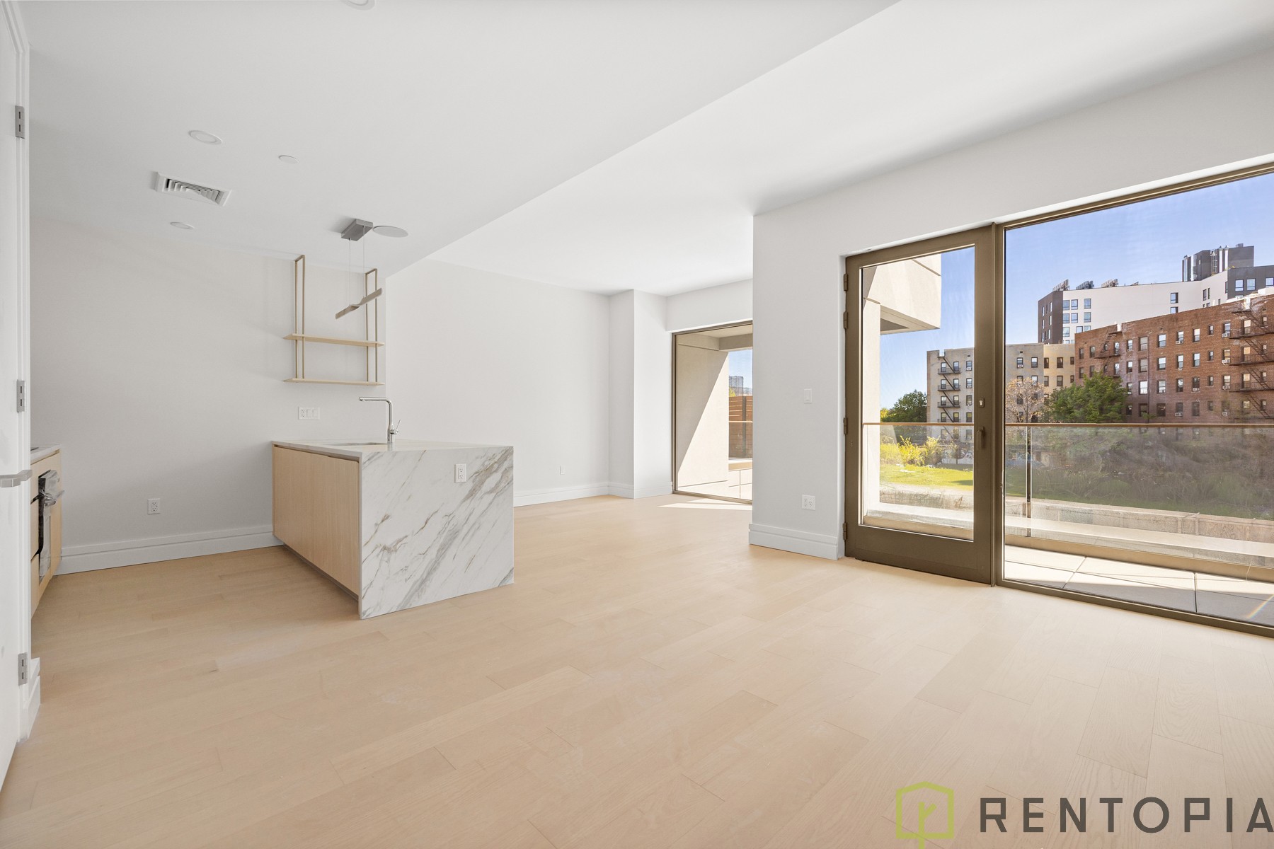 960 Franklin Avenue — Unit interiors