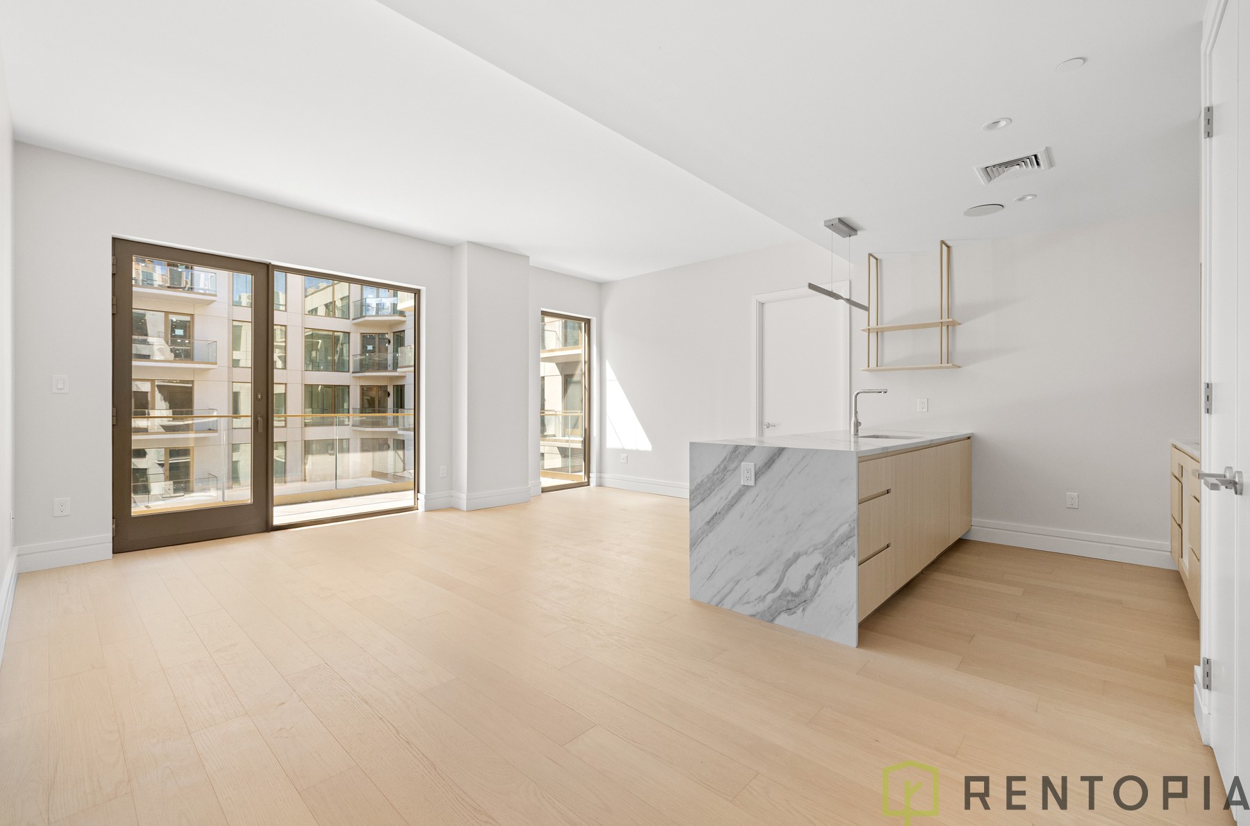 960 Franklin Avenue — Unit interiors