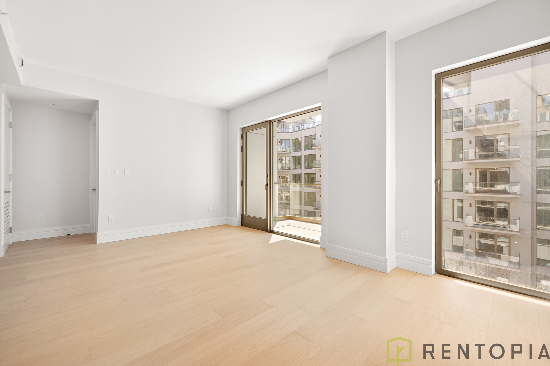 960 Franklin Avenue — Unit interiors