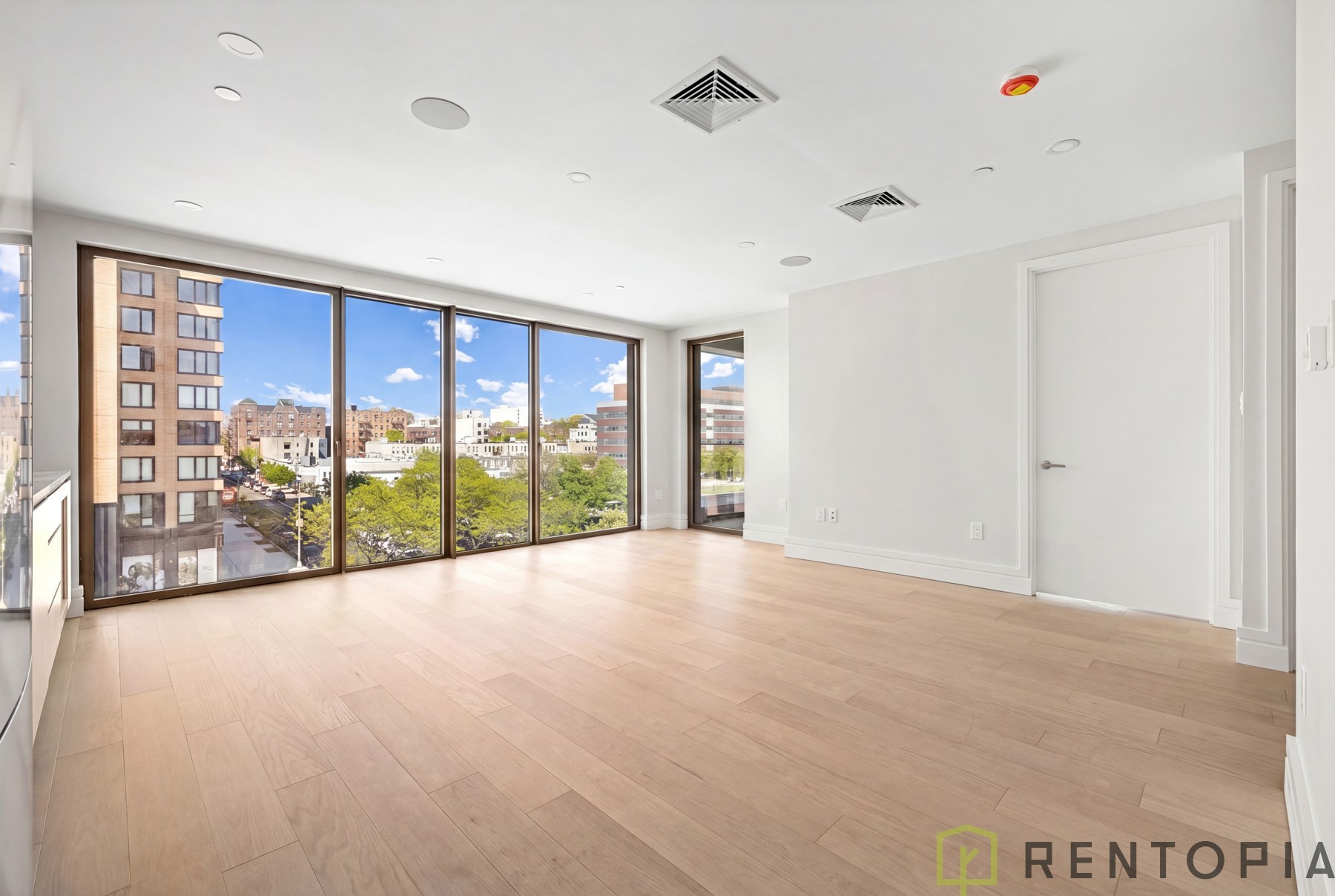 960 Franklin Avenue — Unit interiors