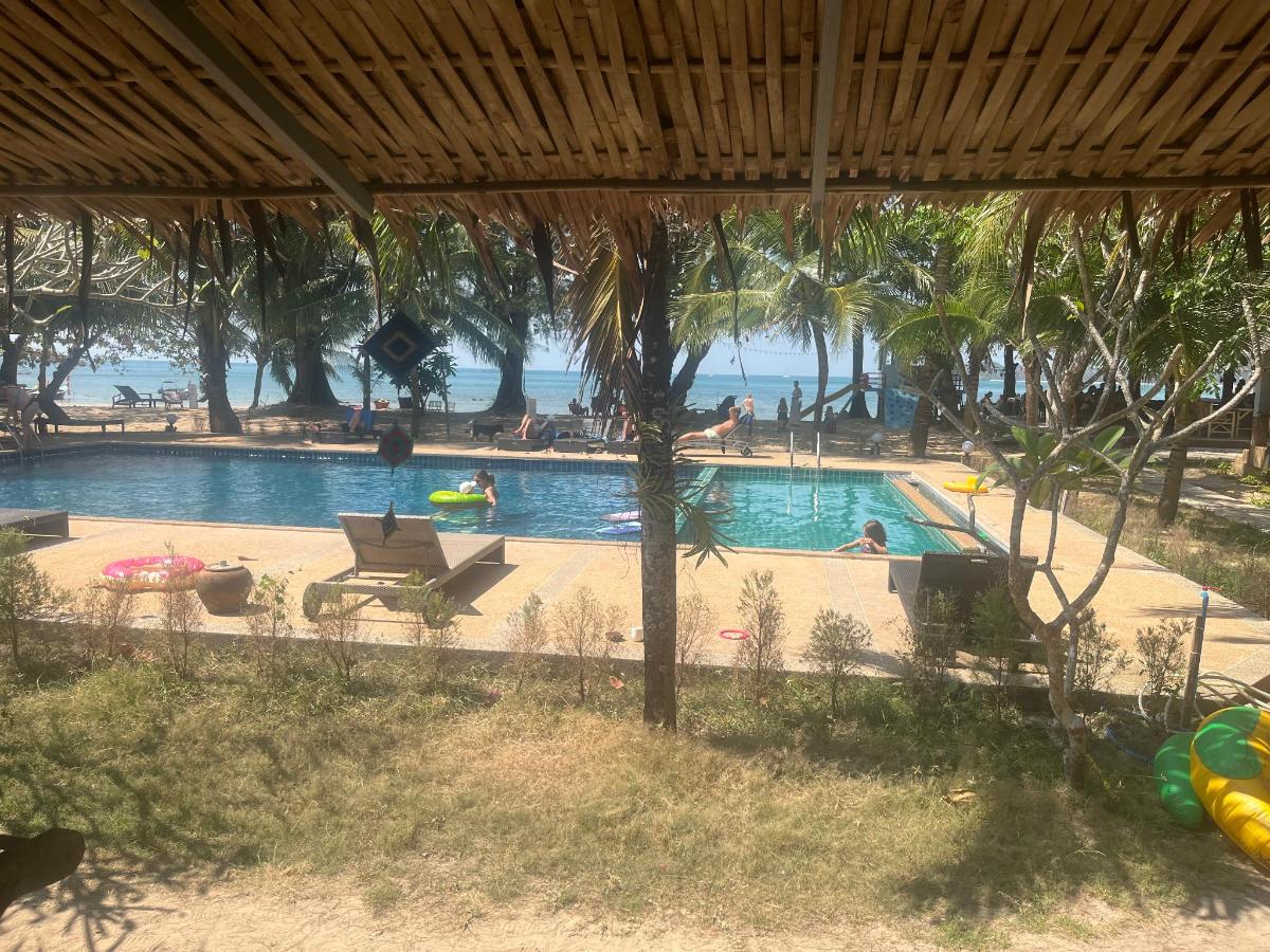 Pool view at Banana Beach Resort, Pattaya Thailand