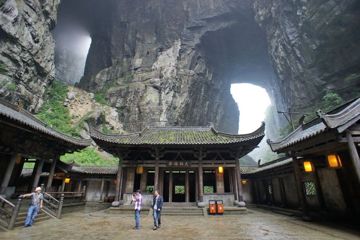 Tourits take picture of the building