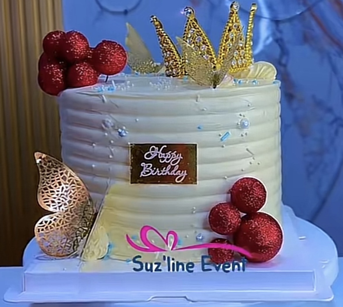 Magnifique gâteau décoré avec une couronne élégant