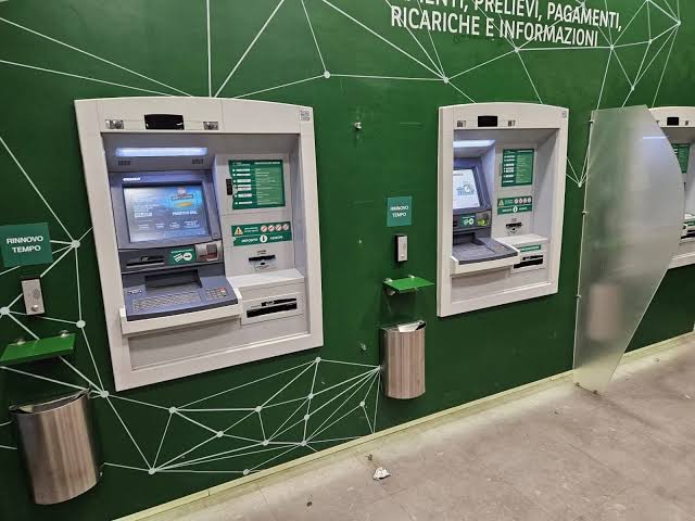 Money in Italy: Euros, ATMs, Credit Cards & Tipping Culture