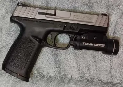 Smith & Wesson SD9 VE w/ Streamlight TLR-1 w/4 15 rd Mags. Kydex Holster