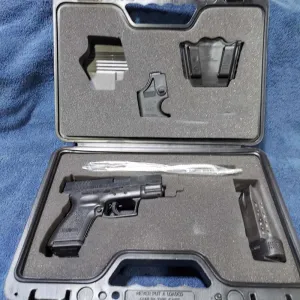 SPRINGFIELD XD-40 SUB=COMPACT SEMI-AUTO PISTOL .40 S&W CALIBER 3" BARREL