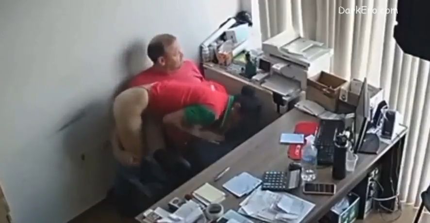 Patrão e a secretária fazendo extra