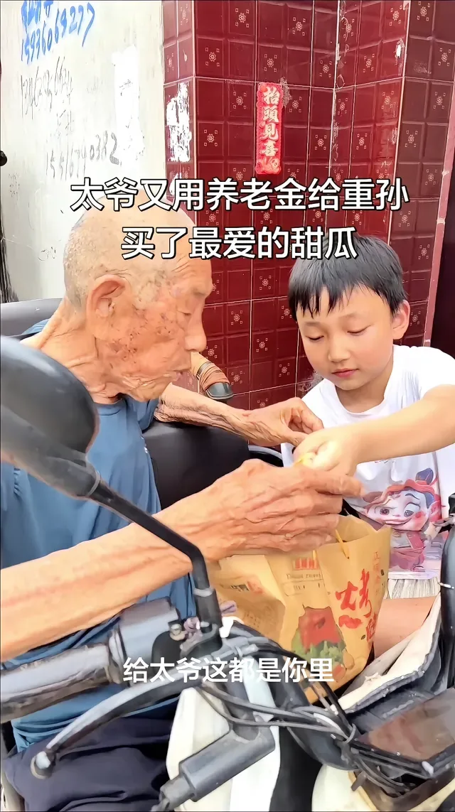Douyin video: Grandpa uses his pension to buy his great-grandson his favorite sweet melon. Grandpa's pen by @Little Peng Manager Positive Energy