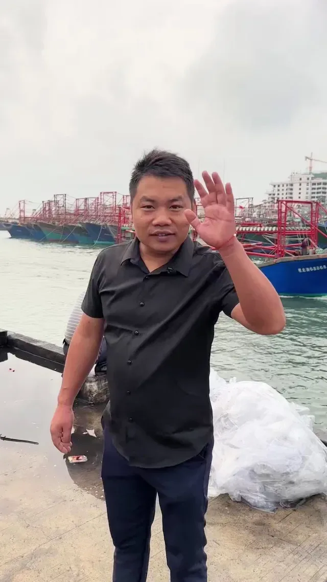 Douyin video: Unexpected beauty for you in front of the screen. We all love the mysterious blue sea. A s by Traveling with Scarface