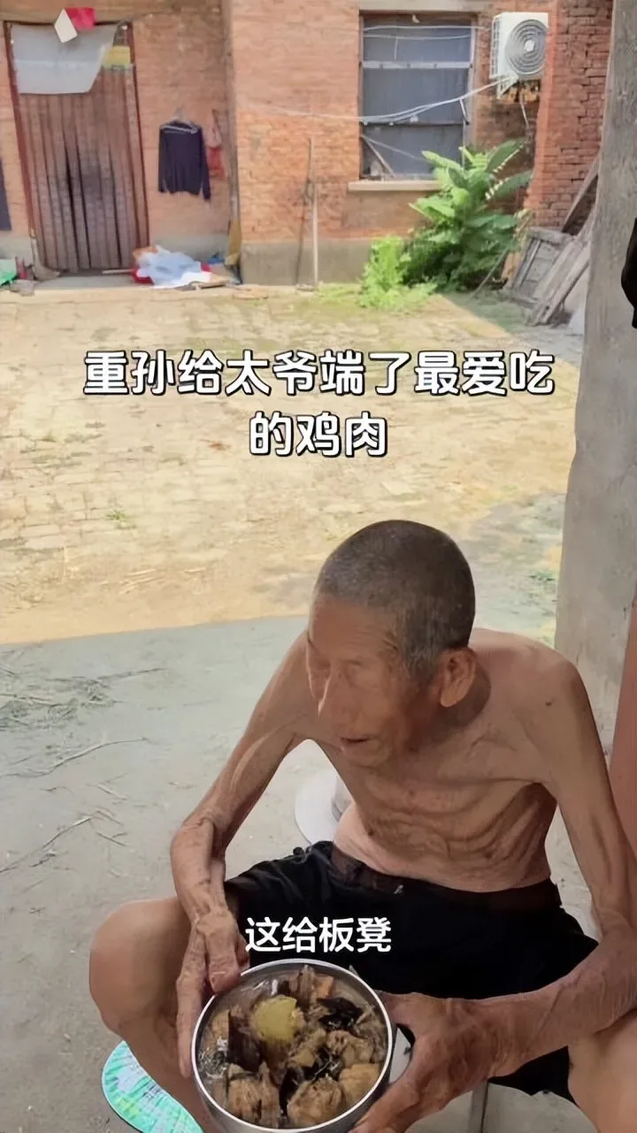 Douyin video: Today I served a bowl of delicious chicken to my great-grandfather. Even with good food, t by @XiaoPengPositiveEnergy
