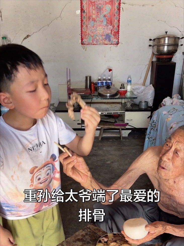Douyin video: The great-grandson brought his favorite ribs to the great-grandfather. It was so hot that  by @Little Peng Positive Energy