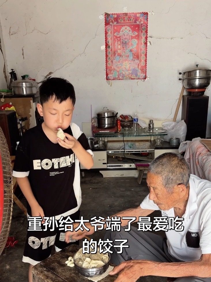 Douyin video: Great-grandson served his favorite dumplings to great-grandpa, who said they were deliciou by @Xiao Peng Positive Energy