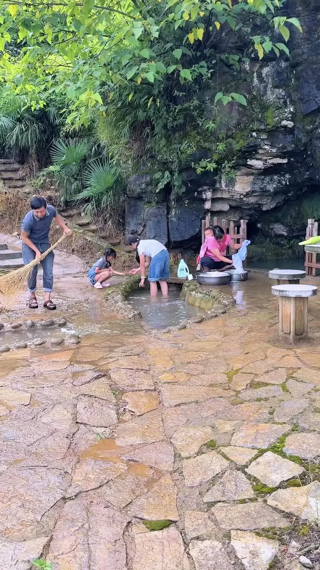 Douyin video: The well has been flowing well lately, making laundry very convenient by Suying Jie