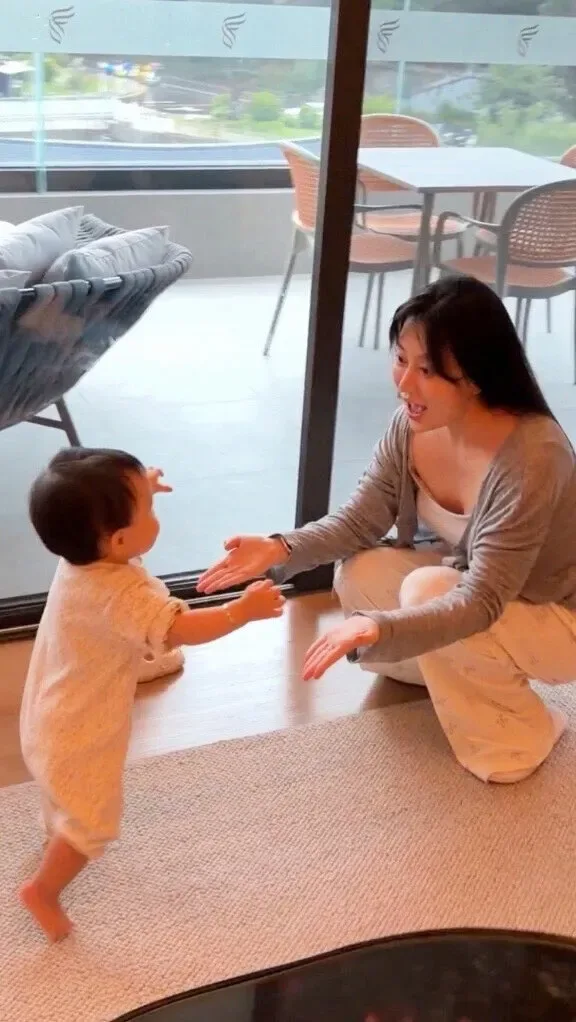 Douyin video: Congratulations to you, may you go in any direction you wish in the future by Su Su and Teacher Wai