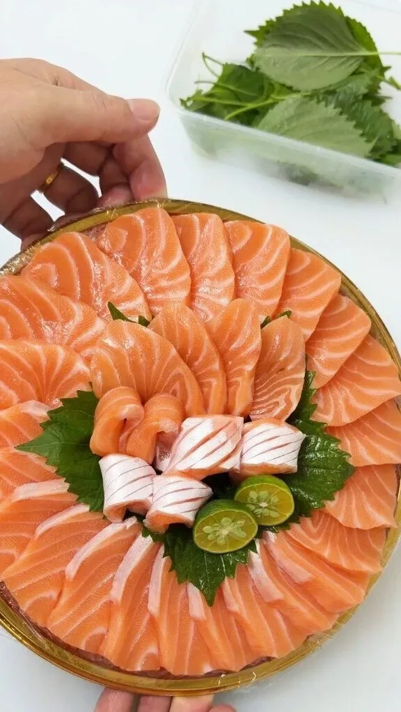 Douyin video: Today’s Salmon is Very Oily by 悆小鱼