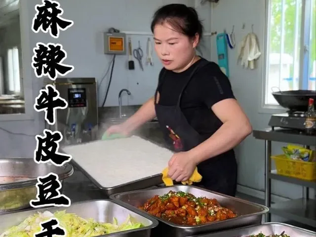Douyin video: Real daily life in a construction canteen: looks abundant but has many challenges. by 冉梦吖