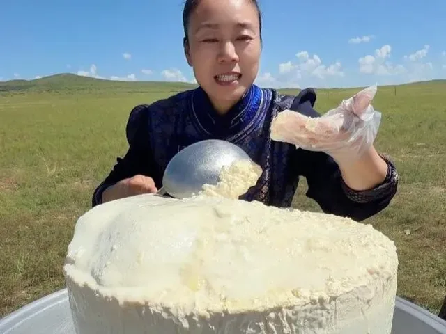 Douyin video: This Summer is Too Hot, Made Ice Cream with 100 kg of Fresh Milk! by Northern Auntie