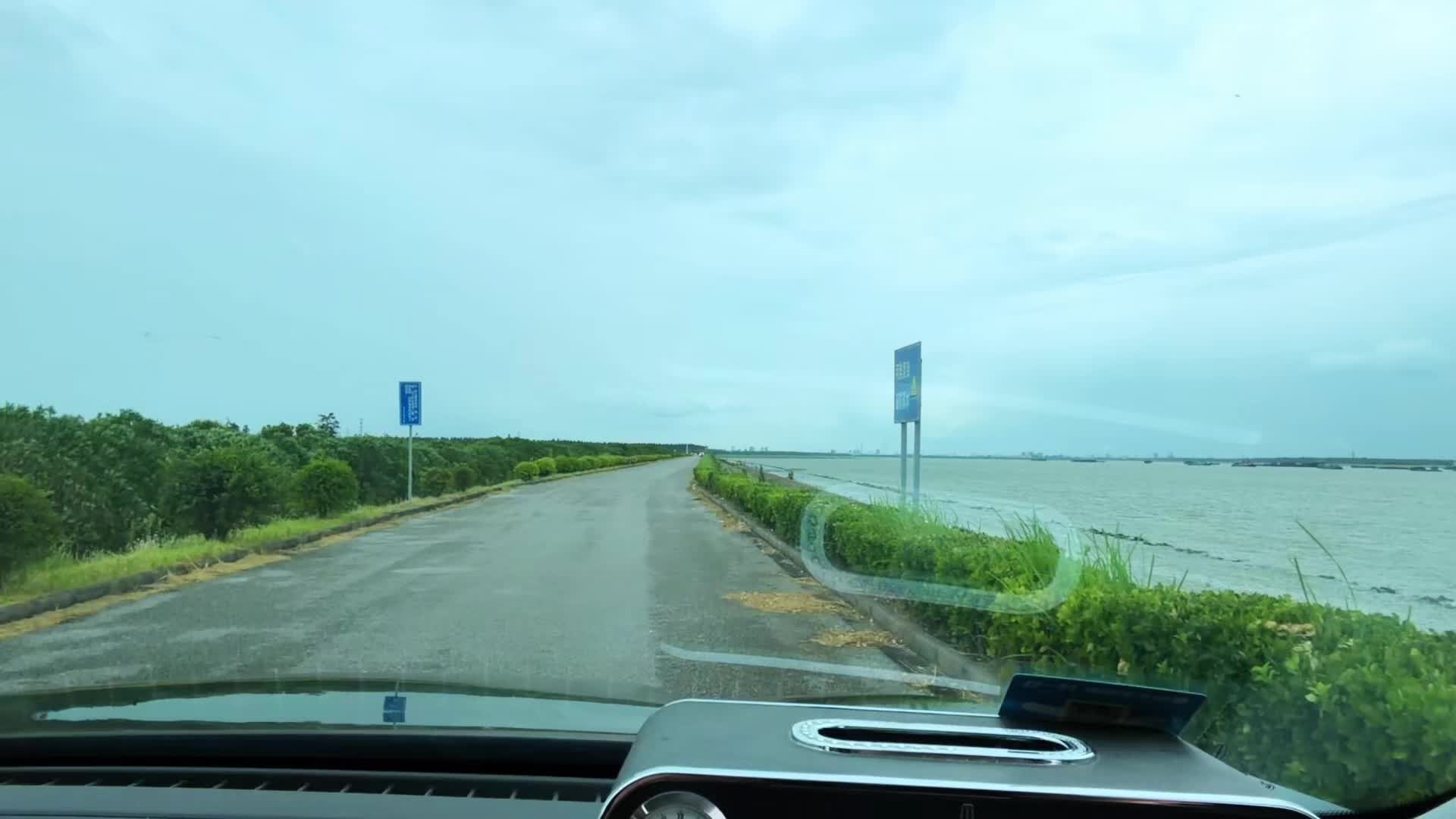 Douyin video: Sharing a self-driving route along the Yangtze River. by Sun Daling
