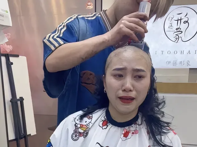Douyin video: This video captures my brave day. After losing a lot of hair recently, I decided to shave  by 小凤梨（打怪升级中）