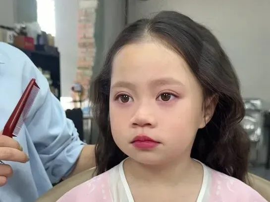 Douyin video: What Hairstyle for My Daughter's Hanfu? Check This Out! by Wen Ye • Da Wen's Little Eyes