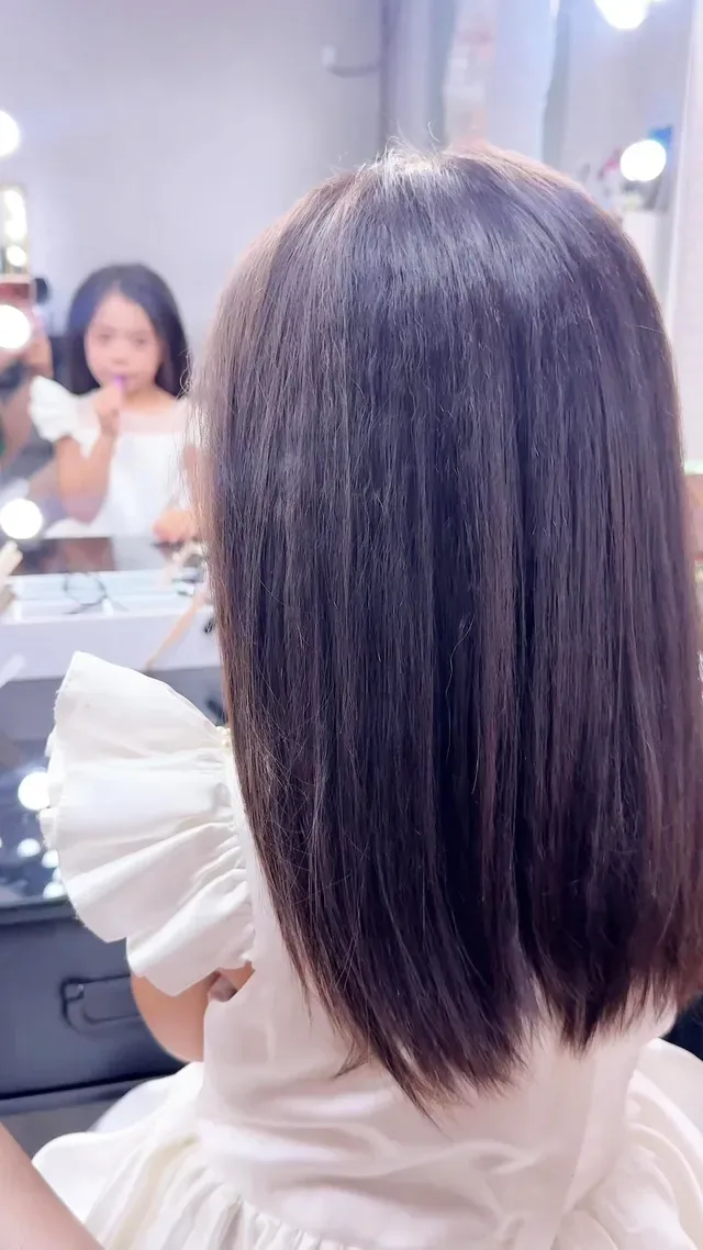 Douyin video: Must-Learn for Clumsy Moms! Easy Double Bun for Kids by Wen Ye • Da Wen's Little Eyes