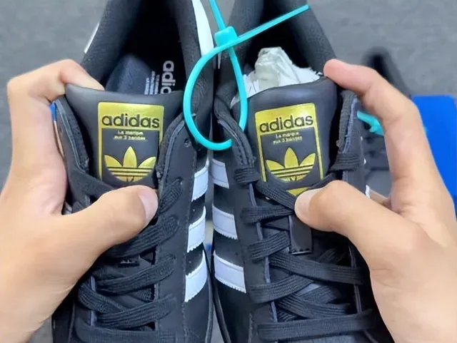 Douyin video: Still Insisting on No Original Version, No Review: adidas Shell Toe vs. Silver Wing Compar by Gu Shiye (Real Unboxing Review)
