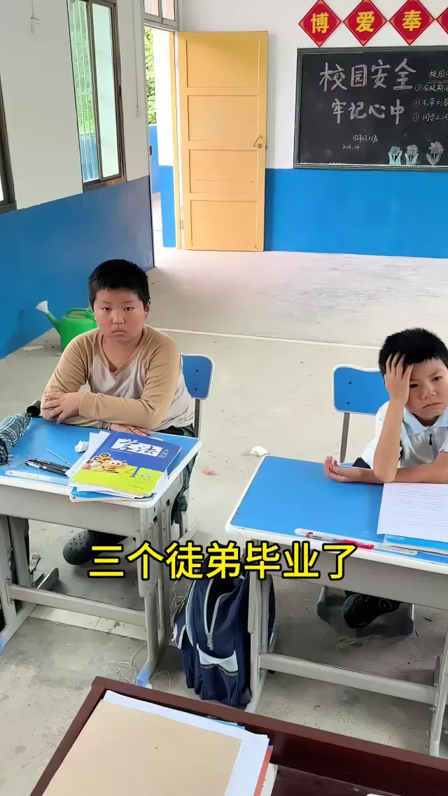 Douyin video: Three apprentices graduated, next semester they will study in a town 10km away, this is ju by Rural Super Teacher