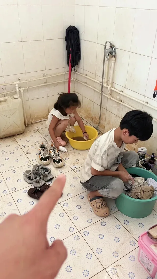 Douyin video: Wow, it's only a little past 6 and the two kids are already up washing clothes and scrubbi by Yong Ge【Back Again】