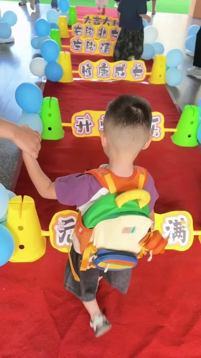 Douyin video: First day of kindergarten by Is it a bow or a long one?