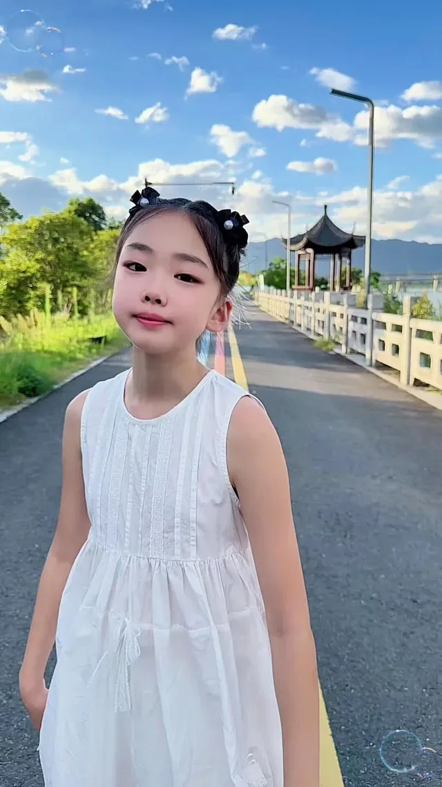 Douyin video: If you're tired, just go back to your hometown. A little girl sings for you to heal. by Little Apple 🍎
