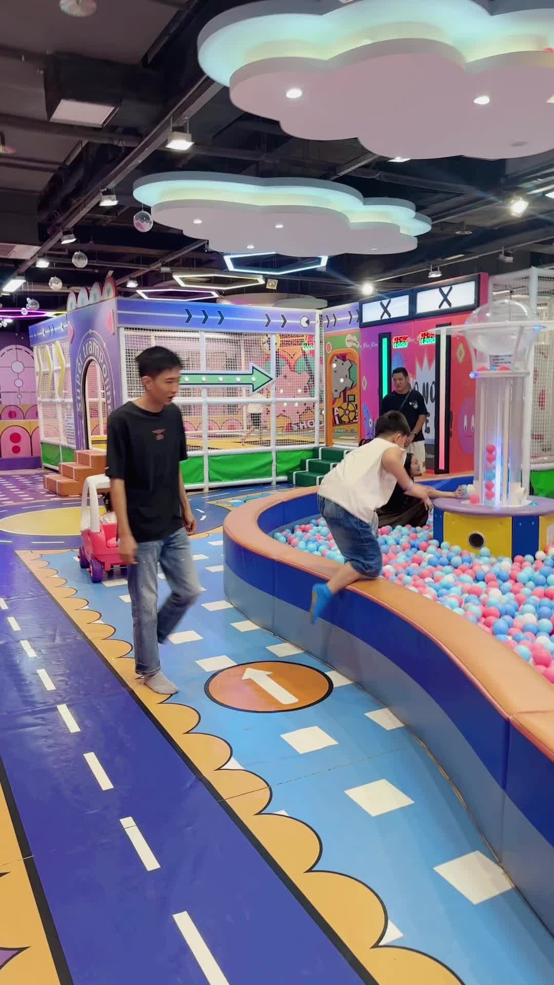 Douyin video: I usually let them play by themselves at the amusement park, only when their dad is here d by Chairman Bra's Daily Account
