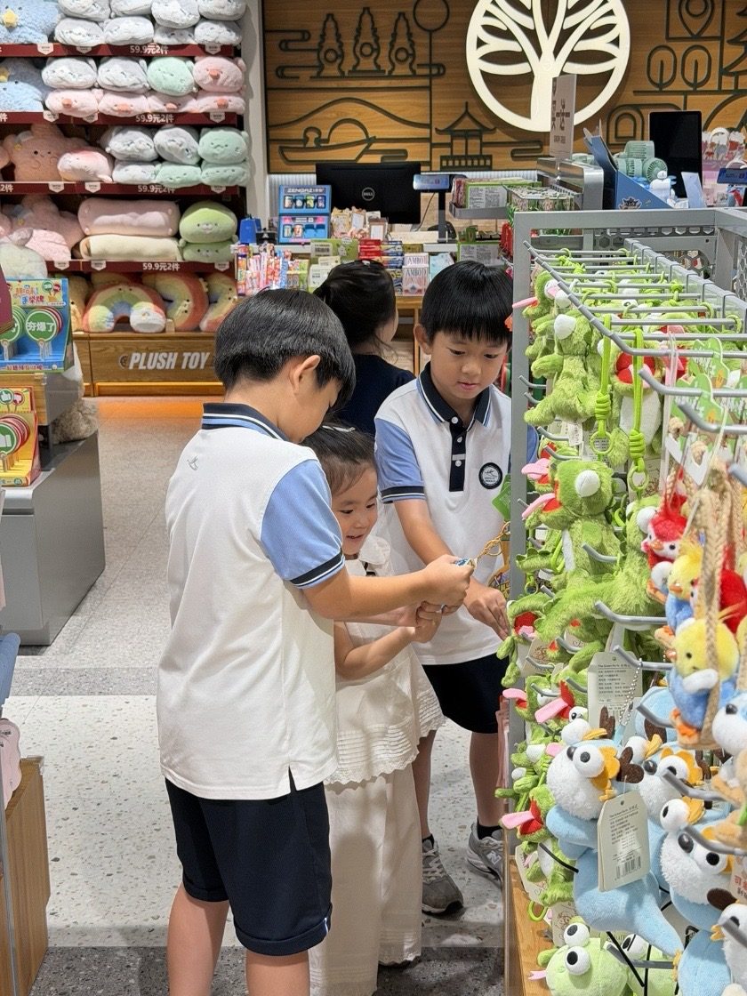 Douyin video: Out shopping with four kids the night before school starts by Nuomi and Mie🐼