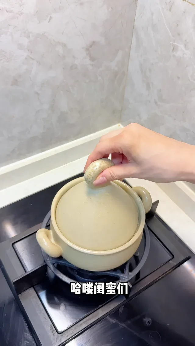 Douyin video: 红豆沙教程来啦！预制红豆沙真的太方便了，懒人必学啊#红豆沙 #懒人美食 #广东糖水 #早餐吃什么 #抖音美食推荐官 by 今天吃什么