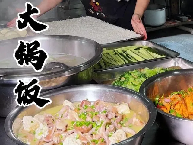 Douyin video: 今天给工地师傅们做的豆腐炖猪肚丝，五花肉炒香干，素炒生菜，主食米饭和馒头 by 冉梦吖