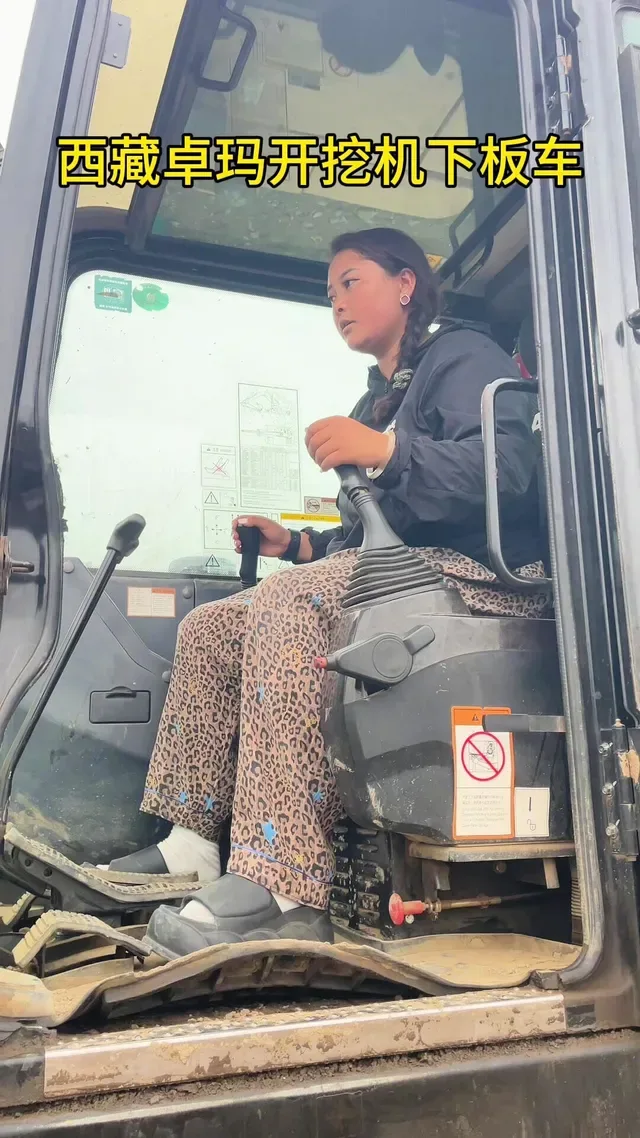 Douyin video: Demonstration of the Zangma Lowering Board by Master Liu Teaching Excavators