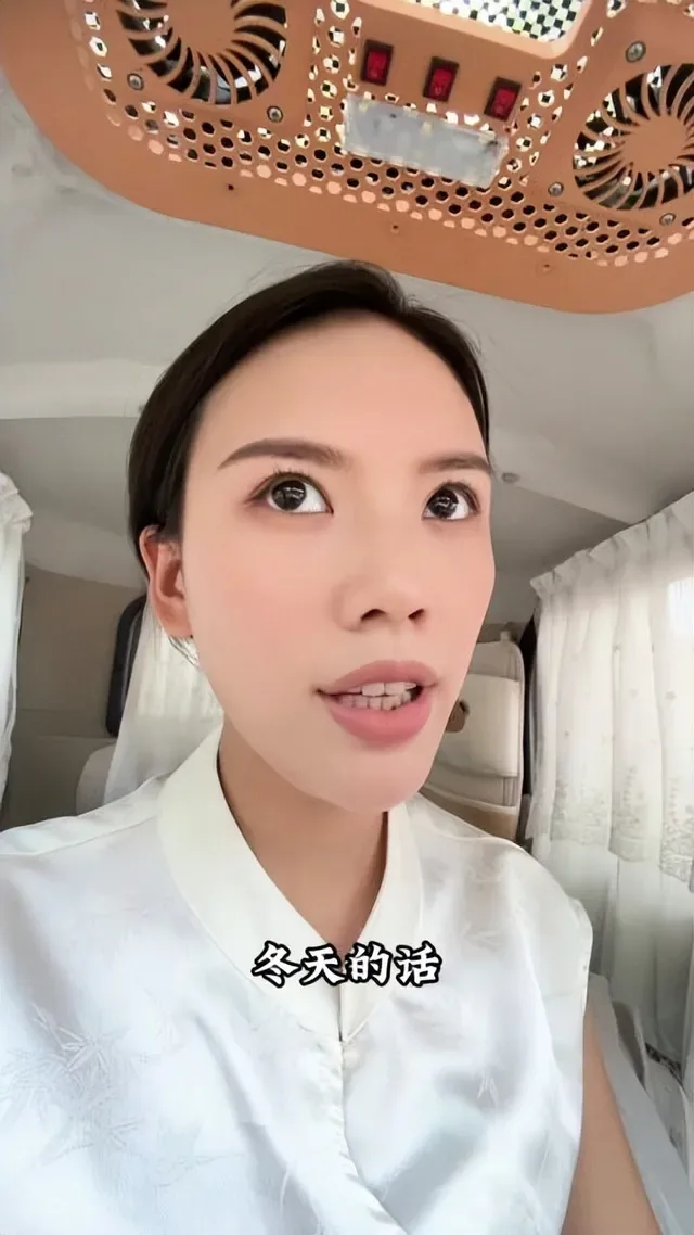 Douyin video: Should I buy a fully enclosed tricycle or one with an added canopy? I bought a semi-enclos by 辉县·红妆（小号）