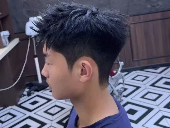Douyin video: After years in hairdressing, I've realized one thing: there is no universal trendy hairsty by Wang Sen