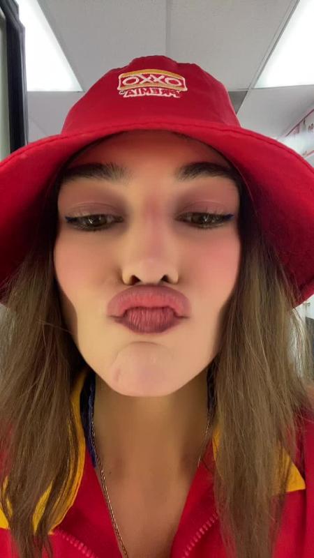 TikTok video by @duaalupita using the sound Pasarela